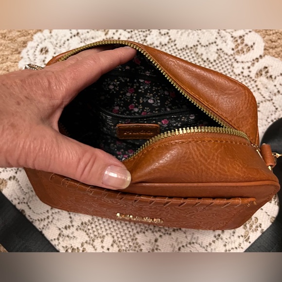 NWT Mudd crossbody bag, tooled design on outside pocket adj strap - Picture 4 of 7